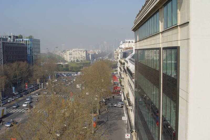 L&#039;Avenue de la Grande Armée à Paris vers la Porte Maillot